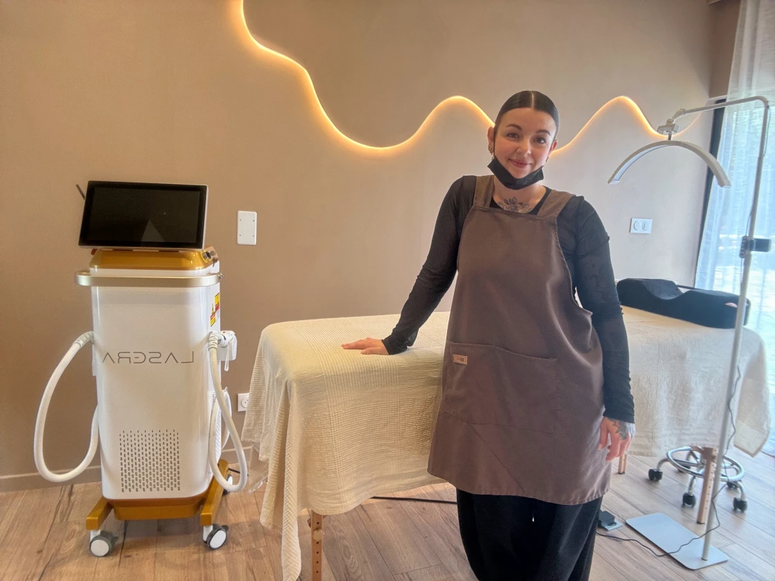 Praticienne souriante dans une salle de soins esthétique lestudiomarilou à Castelnaudary