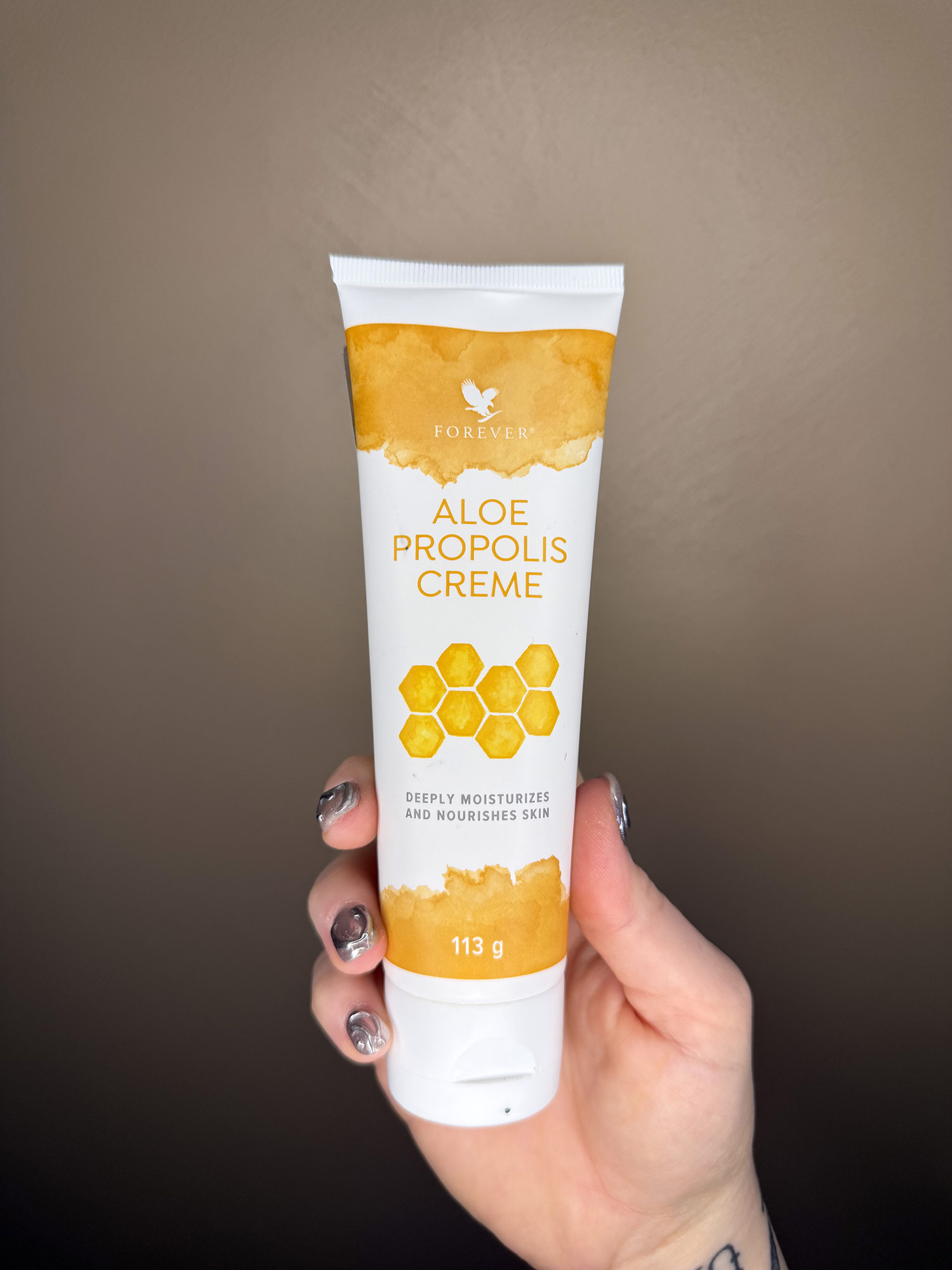 Crème Forever Aloe Propolis tenue en main, mise en beauté chez lestudiomarilou à Castelnaudary
