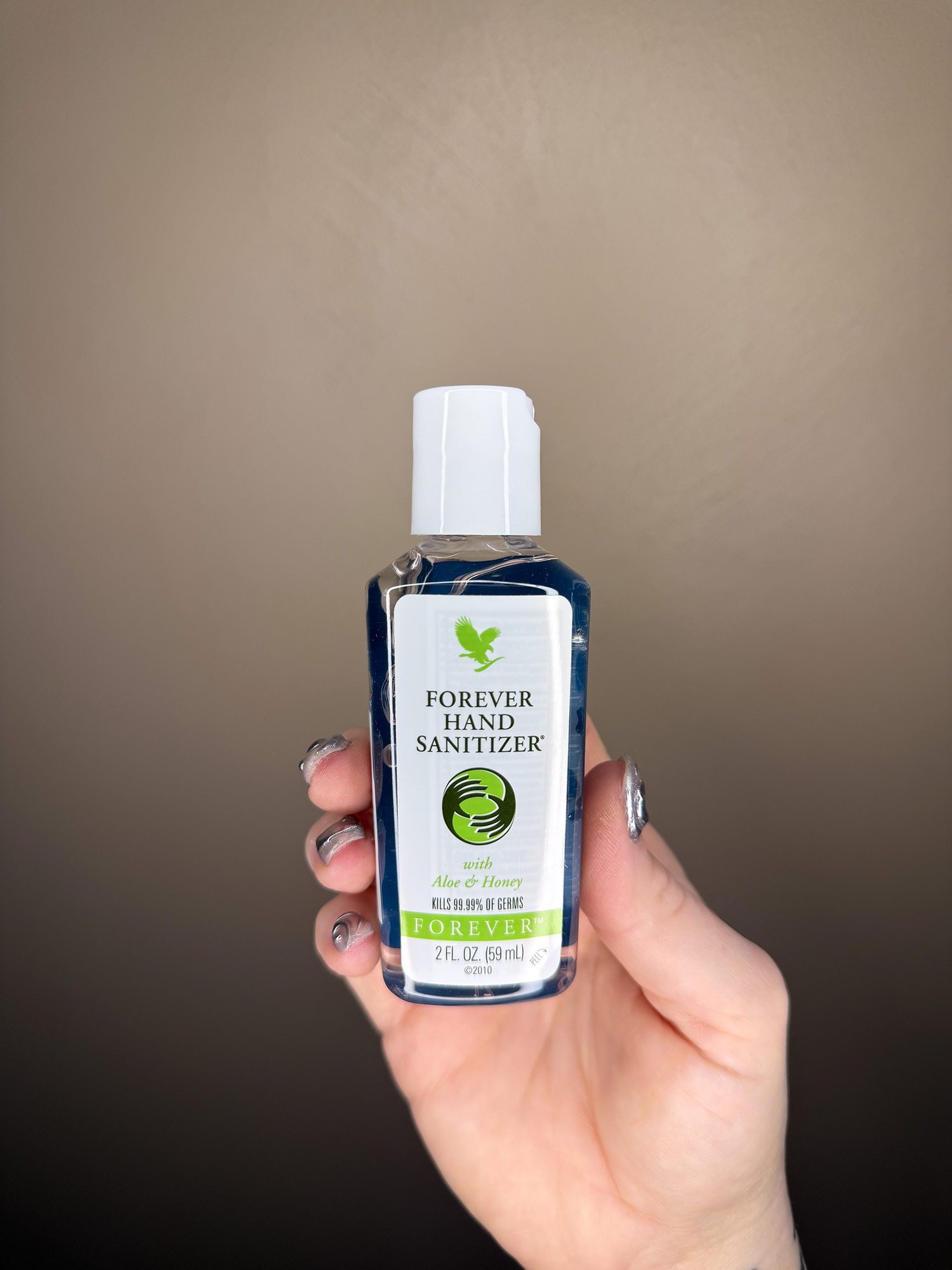 Gel mains Forever Hand Sanitizer chez lestudiomarilou, flacon 59 ml tenu en main, hygiène à Castelnaudary