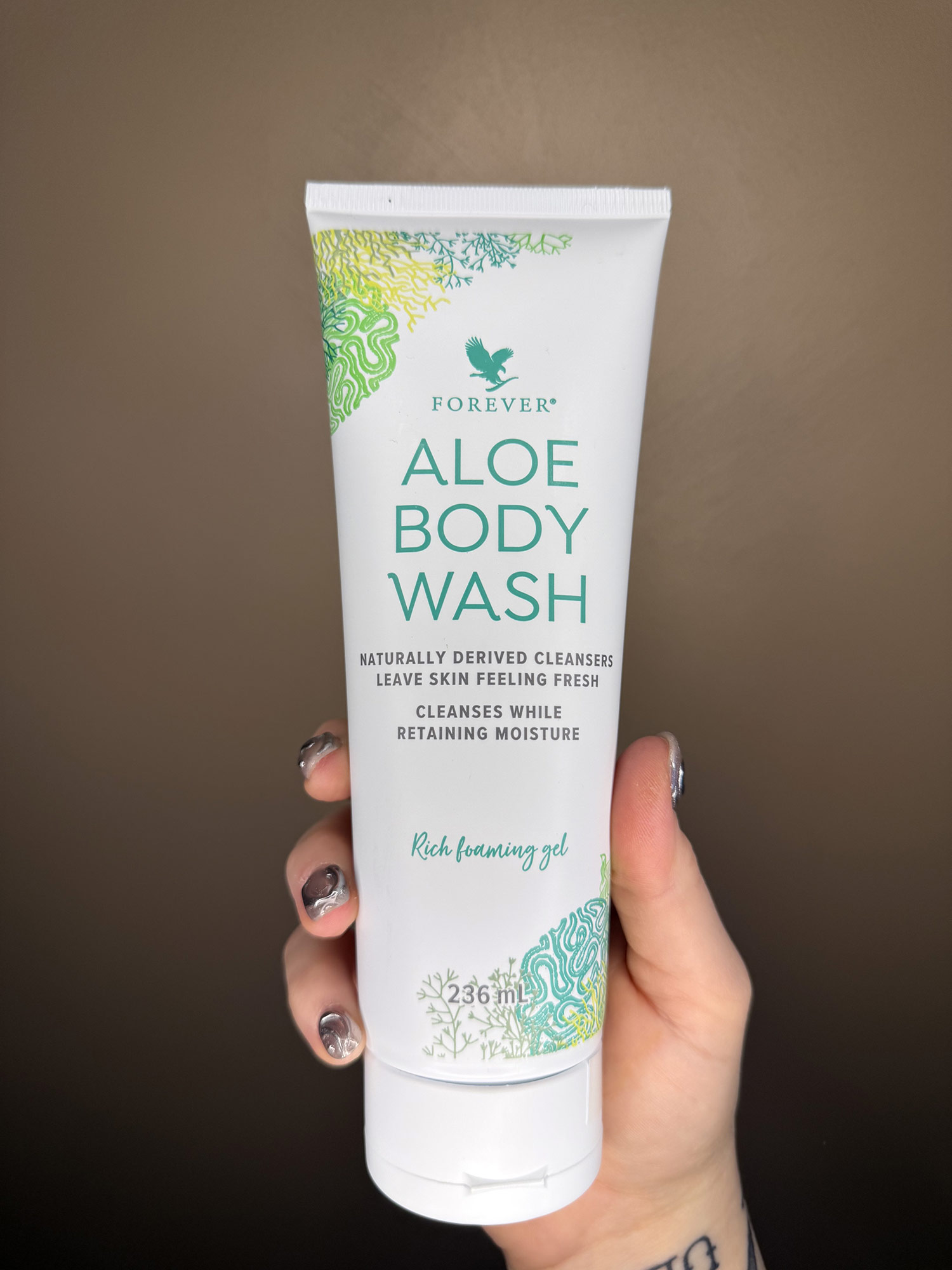 Gel douche Aloe Body Wash Forever tenu à la main chez lestudiomarilou à Castelnaudary