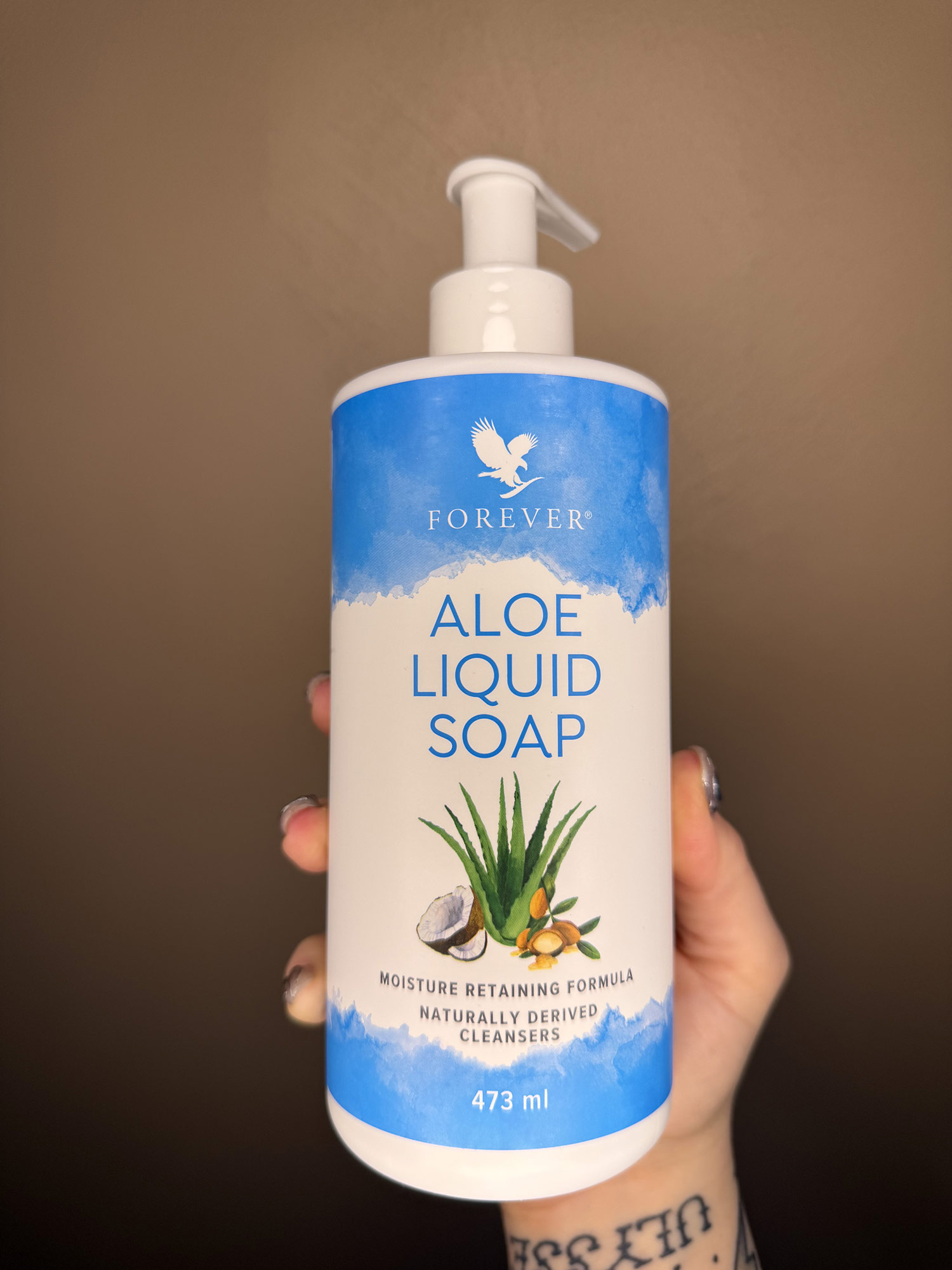 Savon aloe liquid soap Forever tenu en main tatouée chez lestudiomarilou à Castelnaudary