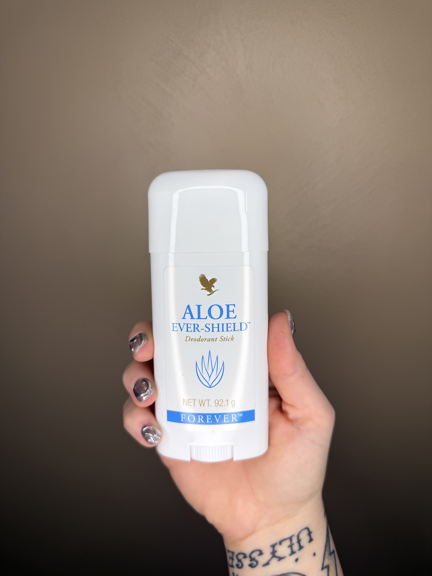 Déodorant Aloe Ever-Shield Forever tenu en main, vernis nail art, studio beauté lestudiomarilou à Castelnaudary